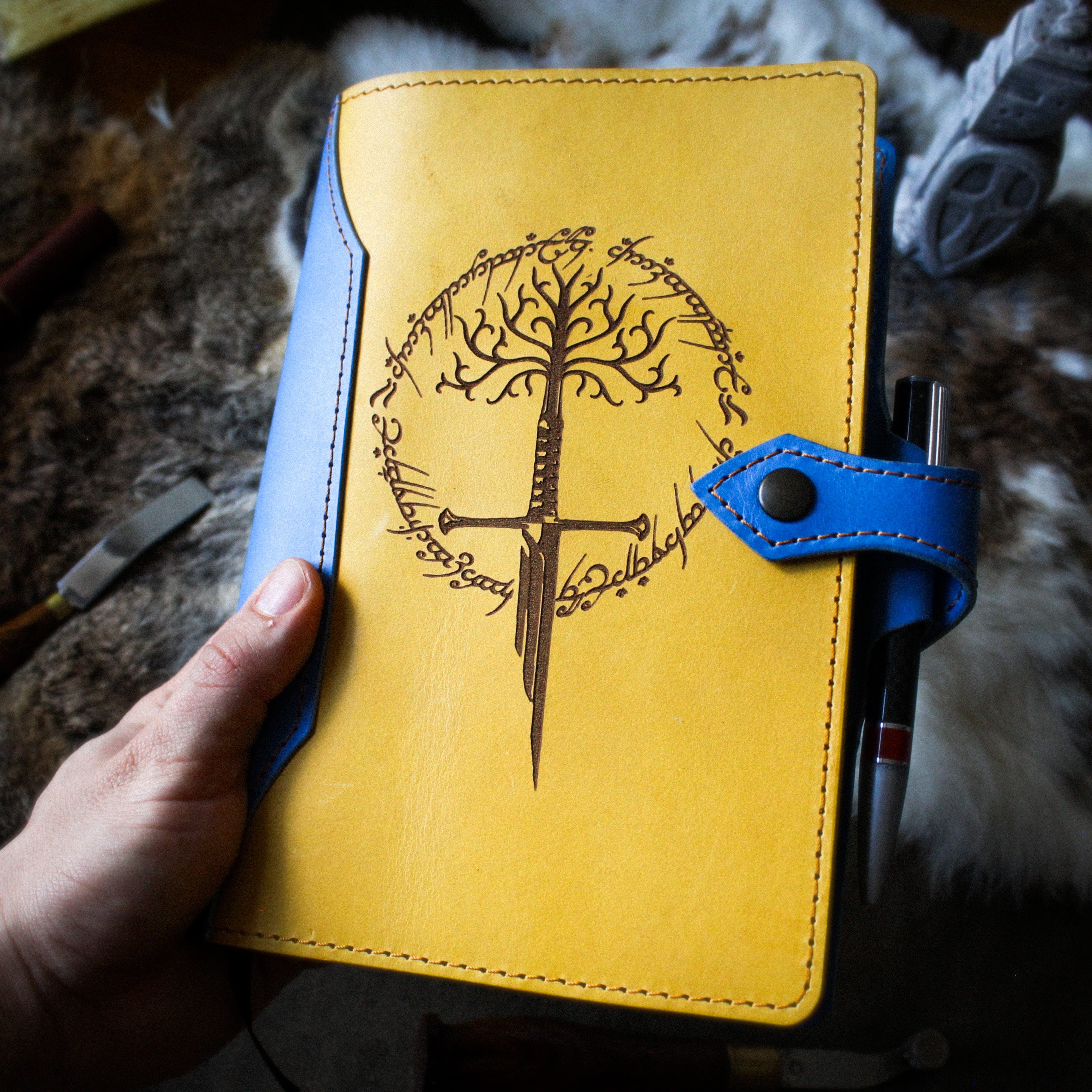 Couvre-livre artisanal du Gondor (Bleu & Jaune) - Image 8